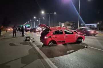 Grave siniestro vial en Luján: un auto dio varios tumbos y terminó destrozado