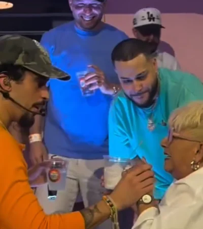 Una abuela se robó el show de Bad Bunny en Puerto Rico.