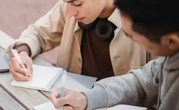 Para la especialista, es fundamental acompañar a los jóvenes, hablándoles con humildad y sin querer imponerles nada.