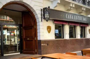 Entre Dos abre un nuevo café en la histórica Peatonal Sarmiento