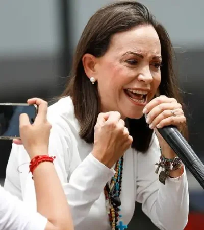 La líder opositora reapareció con un efusivo pedido de apoyo a la comunidad internacional.