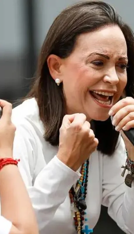 La líder opositora reapareció con un efusivo pedido de apoyo a la comunidad internacional.