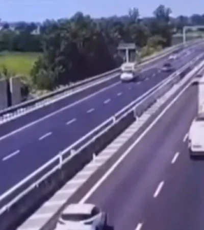 Momento previo en el que la avioneta impacta de lleno en la autopista del norte de Italia en Brescia.