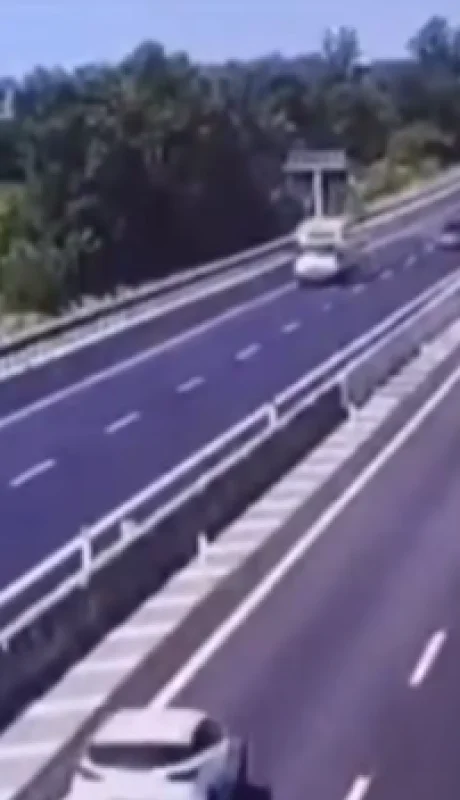 Momento previo en el que la avioneta impacta de lleno en la autopista del norte de Italia en Brescia.