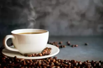 Cómo evitar que el café manche los dientes: cinco consejos simples y efectivos