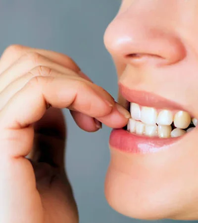 Persona se come las uñas.