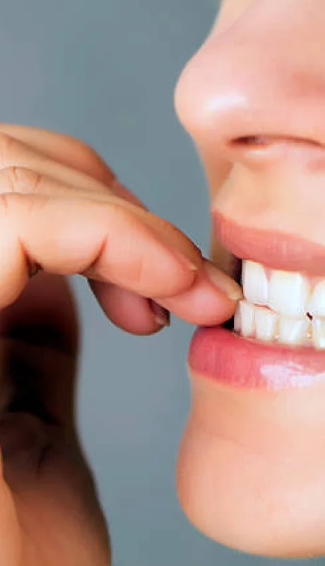 Persona se come las uñas.