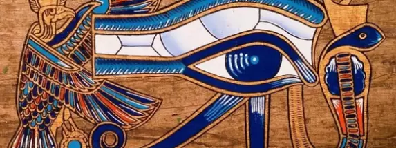 El ojo de Horus es uno de lo símbolos más conocidos del mundo egipcio y son muchas las personas que llevan este amuleto consigo, ya sea en un tatuaje.