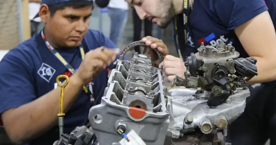 Mecánico de autos y/o motos.