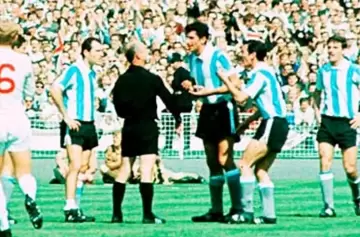 La expulsión de Rattín: el episodio que originó el mayor cambio en la historia del fútbol