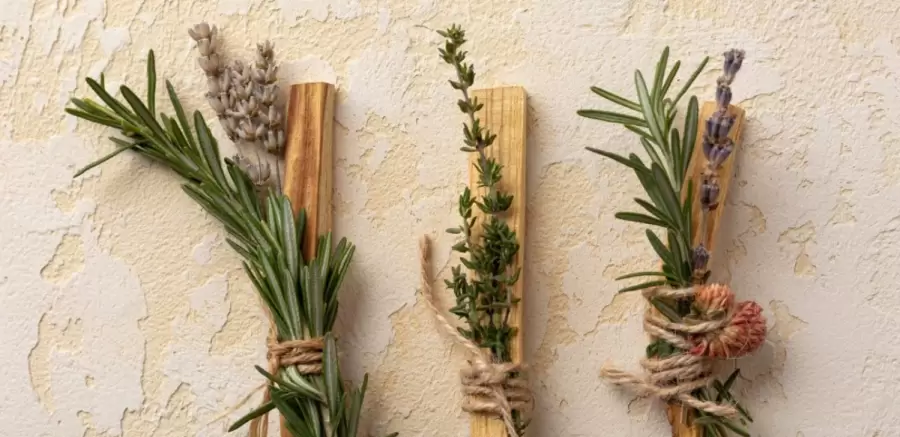 Sahumerios como atados de hierbas aromáticas.