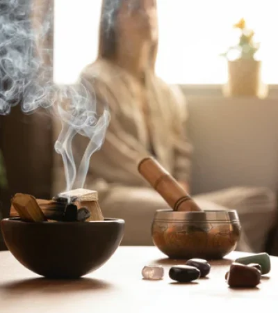 El origen de los sahumerios se remonta a las culturas antiguas, donde esta práctica adquirió un significado espiritual y ceremonial profundo.