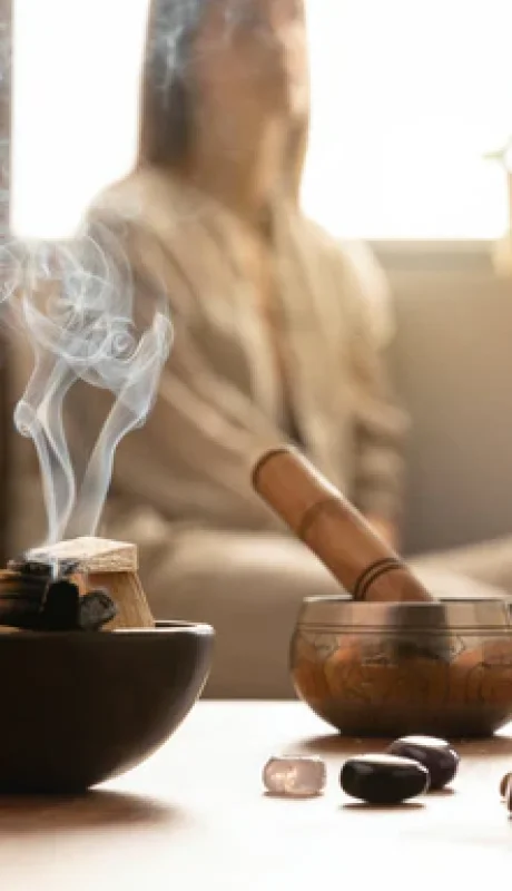 El origen de los sahumerios se remonta a las culturas antiguas, donde esta práctica adquirió un significado espiritual y ceremonial profundo.