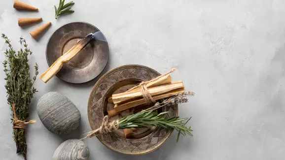 Sahumar es la práctica de quemar hierbas, resinas y maderas aromáticas cuidadosamente seleccionadas.