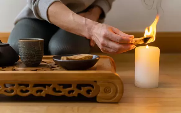 El ritual del sahumerio se destaca como una poderosa y ancestral herramienta para limpiezas energéticas.