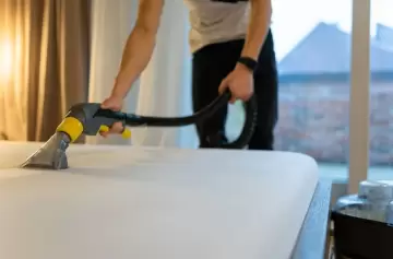 Por qué deberías aspirar el colchón una vez al mes