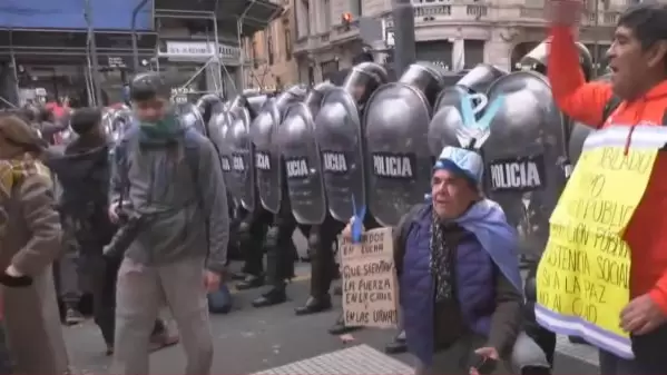 La manifestación tuvo como eje principal el reclamo por el aumento de las jubilaciones mínimas, las cuales piden que alcancen $1.250.000.