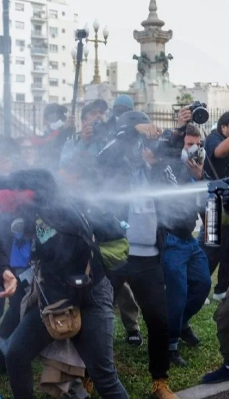Hubo bloqueos en la esquina de Callao y Rivadavia, hecho que generó complicaciones con el tránsito y desvíos obligados para los conductores.