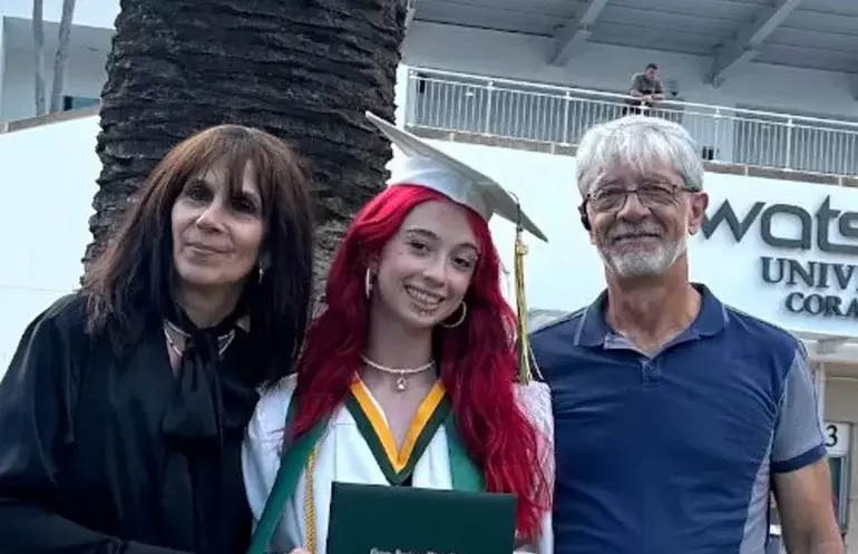 Fernando y Mónica junto a su hija Carla, nacida en España.