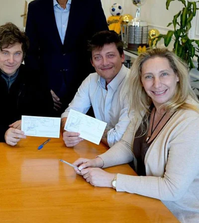 Javier y Karina Milei, junto a Santiago Caputo.