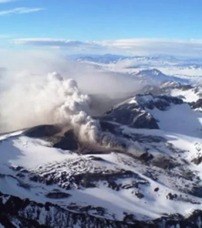 Alerta por el aumento de actividad de un volcán.