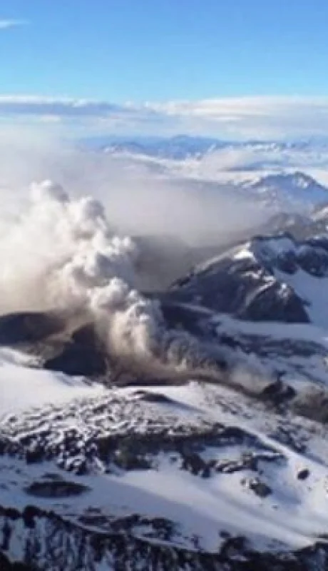 Alerta por el aumento de actividad de un volcán.