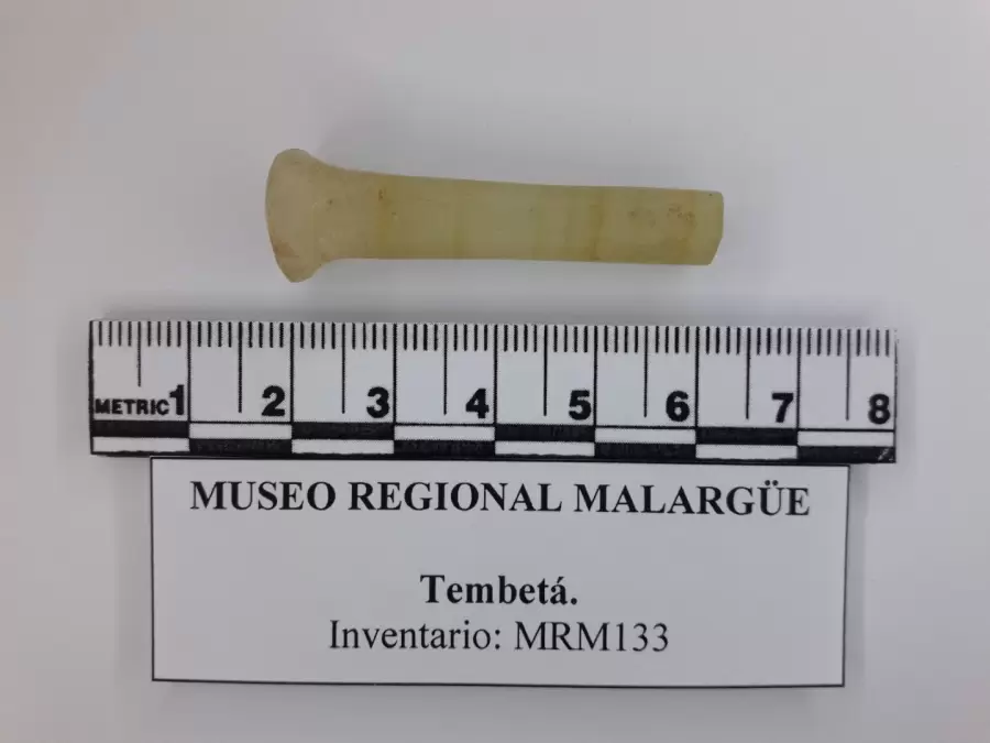 Tembetá cilíndrico. Museo regional Jorge Luna. Malargüe.