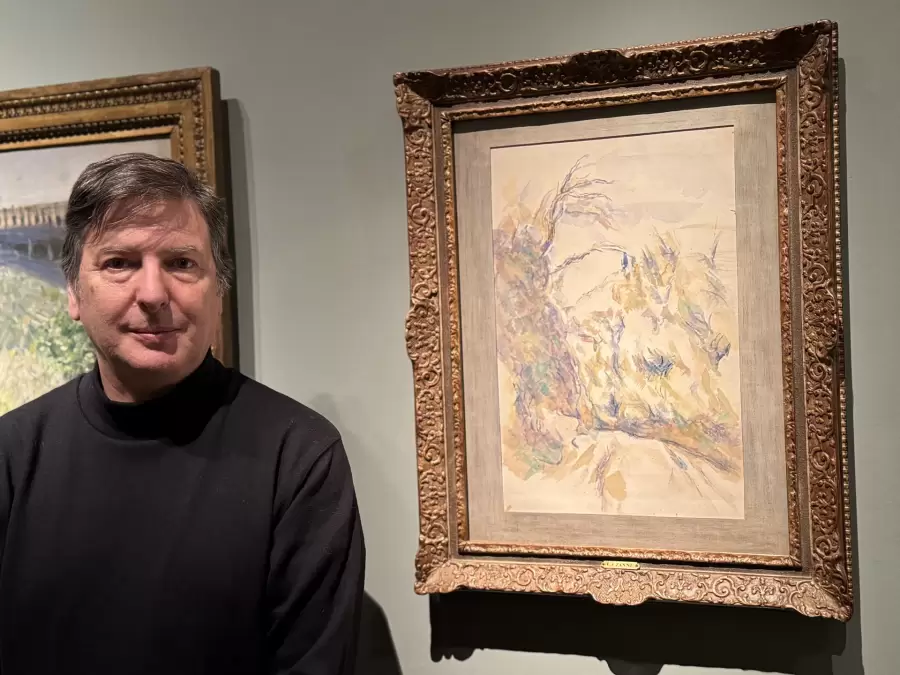 Andrés Duprat junto a las obras recuperadas en el Bellas Artes.