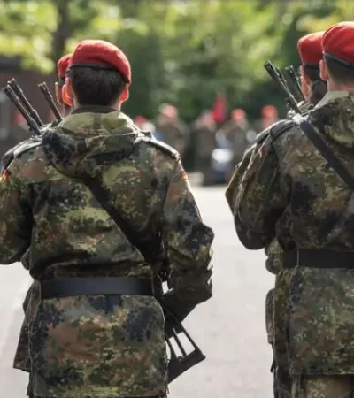El camino a convertirse en la primera potencia militar europea implica más personal en las fuerzas armadas.