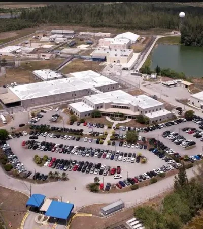 Se calcula que hay unos 1.000 detenidos en el centro de migrantes irregulares de las Everglades.