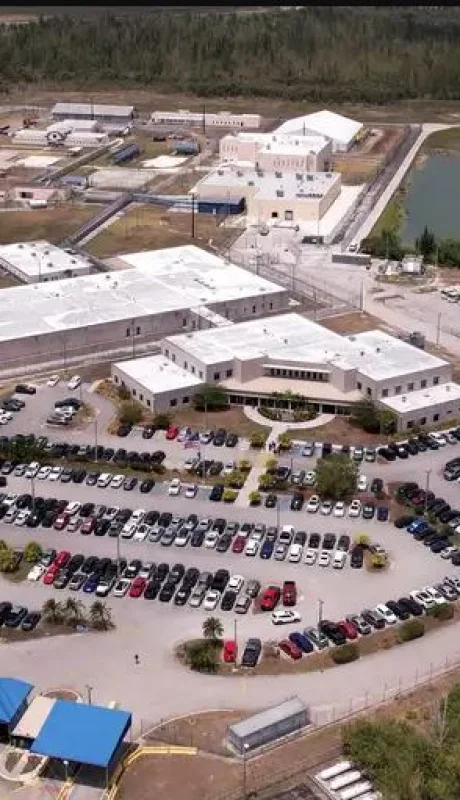 Se calcula que hay unos 1.000 detenidos en el centro de migrantes irregulares de las Everglades.