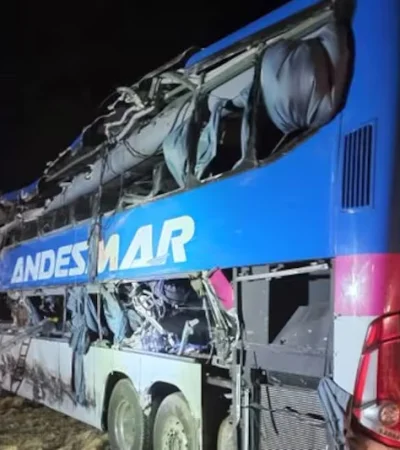 El micro involucrado en el terrible accidente. (Foto: X / NA)