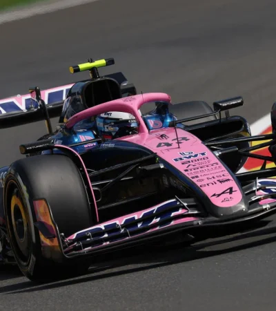 Franco Colapinto y su auto.