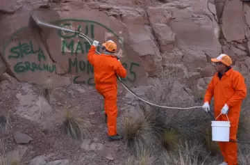 Así limpiaron la piedra vandalizada en Potrerillos: el operativo paso a paso