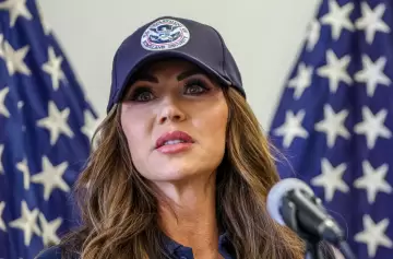 La superpoderosa Kristi Noem llega a la Argentina para reunirse con Milei