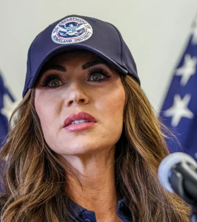 La titular de la temida cartera de Seguridad Nacional se ha vuelto una de las funcionarias más férreas de Trump.