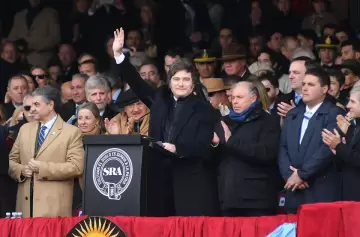 Milei se fue ovacionado de la Rural tras anunciar baja permanente de retenciones