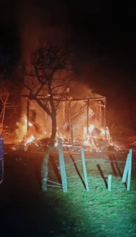 Las llamas consumieron rápidamente la precaria vivienda de madera y chapas. (Foto: Policía de Córdoba)