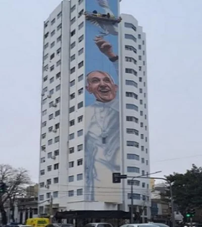 La obra se levanta unos 50 metros desde el piso. (Imagen: web)