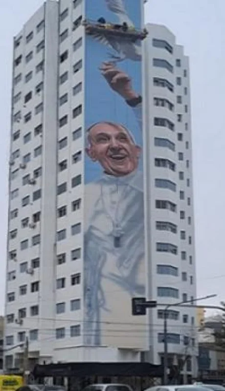 La obra se levanta unos 50 metros desde el piso. (Imagen: web)