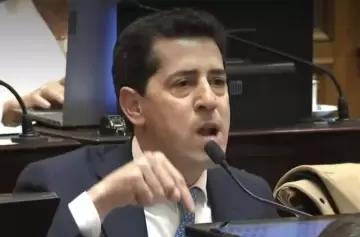 El senador "Wado" de Pedro y dos proyectos para frenar la privatización de AySA