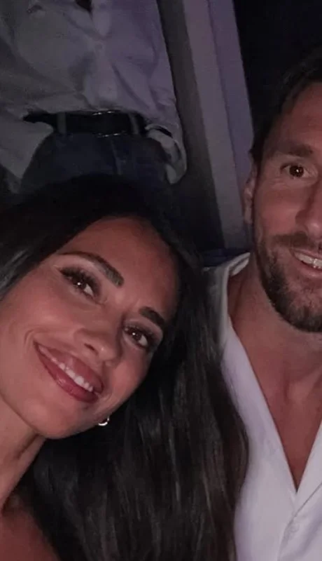 Messi y Antonella se roban el show en concierto de Coldplay.