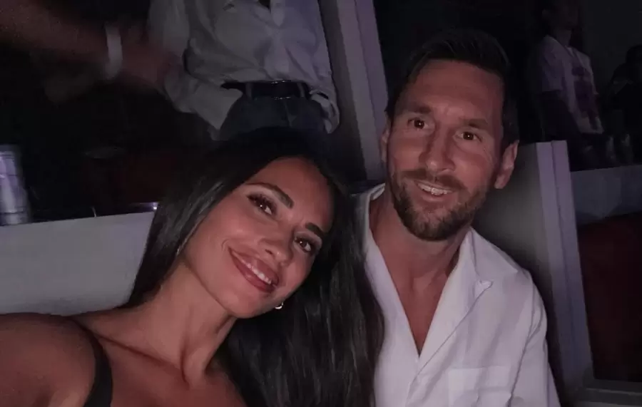 Messi y Antonella se roban el show en concierto de Coldplay.