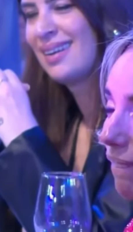 Los gestos de Tamara Pettinato durante el discurso de Cristina Pérez.