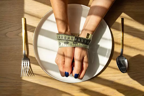 Cenar tarde retrasa la pédida de peso.