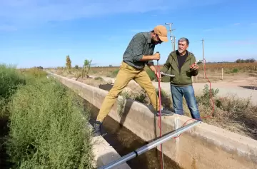 Irrigación: inspecciones de Cauce ya utilizan nuevos equipos para medir el caudal de agua