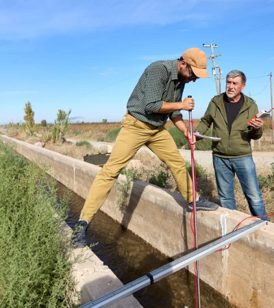 Técnicos de Irrigación y personal de las Inspecciones de Cauce reciben capacitación práctica en el uso de nuevos equipos de aforo.