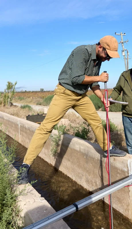 Técnicos de Irrigación y personal de las Inspecciones de Cauce reciben capacitación práctica en el uso de nuevos equipos de aforo.