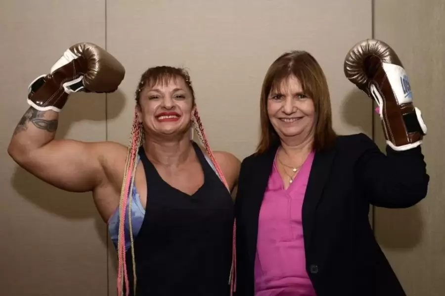 Locomotora Oliveras se metió en la política.