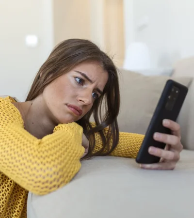 Los argentinos pasamos, en promedio, 90 días al año mirando la pantalla del celular.